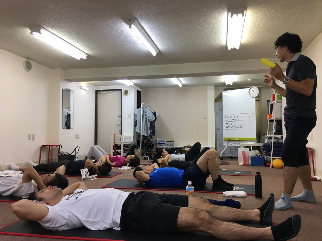 背骨スタジオ荻窪　背骨を矯正する体操の様子